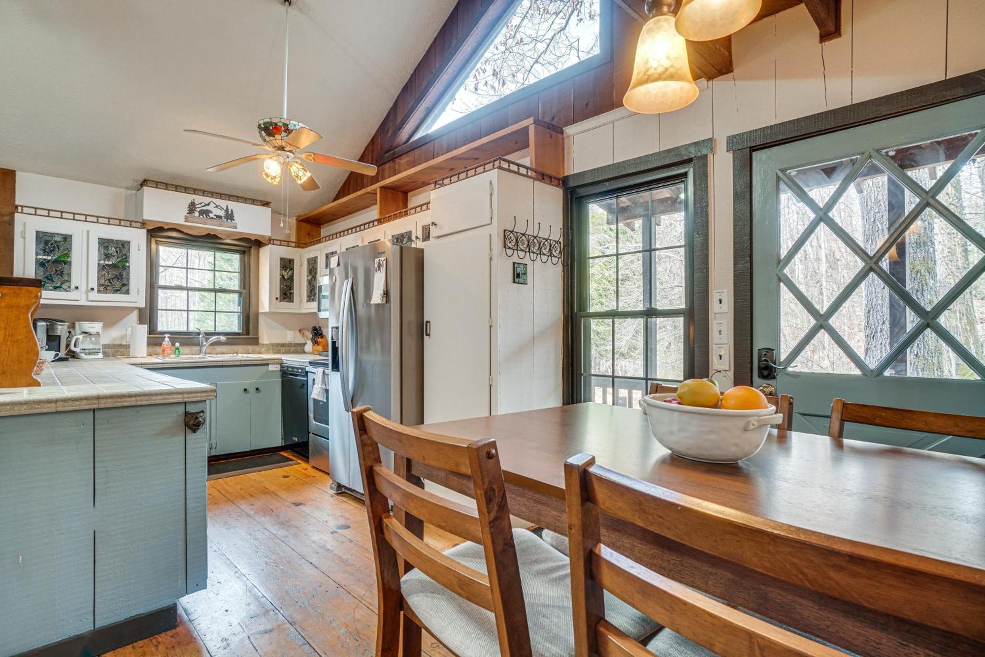 Charming Cabin With Fire Pit And Decks About 7 Mi To Helen Sautee Nacoochee Exteriér fotografie
