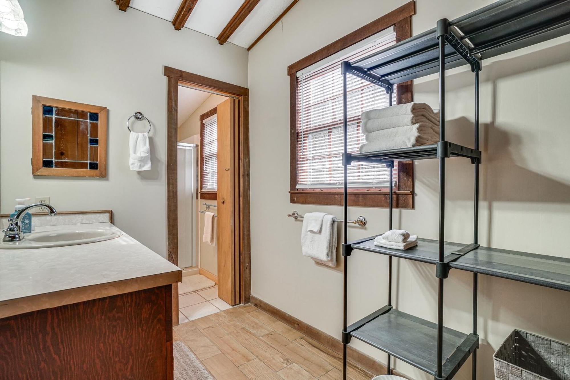 Charming Cabin With Fire Pit And Decks About 7 Mi To Helen Sautee Nacoochee Exteriér fotografie